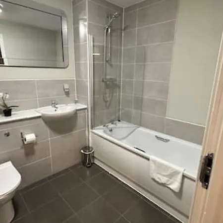 Large 1 Bed In Sleeps 2 아파트 *
