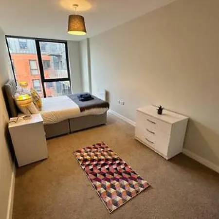 Large 1 Bed In Sleeps 2 * Manchester