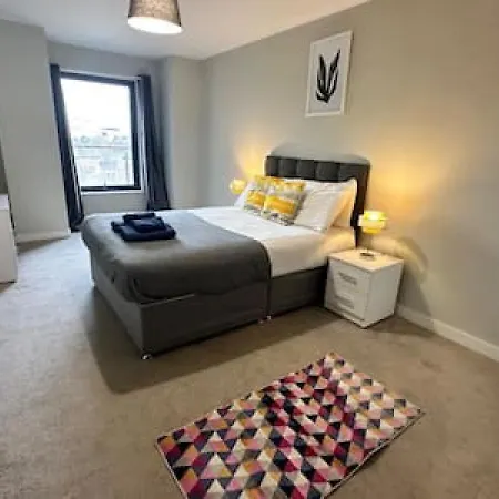 Large 2 Bed With Balcony And Sofa Bed Sleeps 6 Mánchester