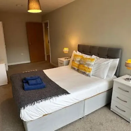 Large 1 Bed In Sleeps 2 아파트