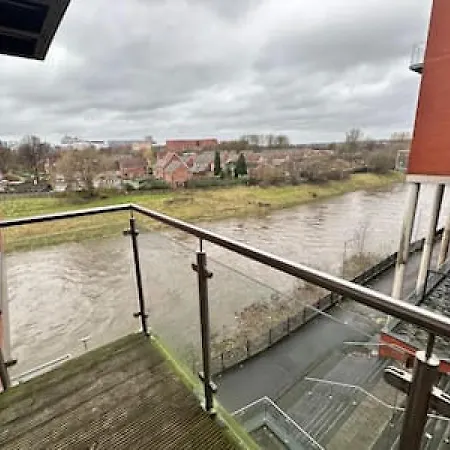 Fab 1 Bed With Balcony And River Views Sleeps 2 아파트 *
