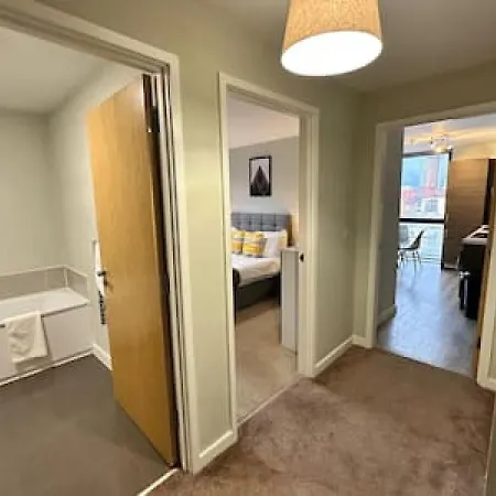 Large 1 Bed Mcr Apartment&huge Terrace Sleeps 4 Apartment *