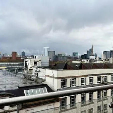 Large 1 Bed Mcr Apartment&huge Terrace Sleeps 4 *
