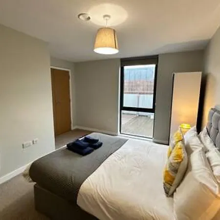 Large 1 Bed Mcr And Huge Terrace Sleeps 4 * Manchester
