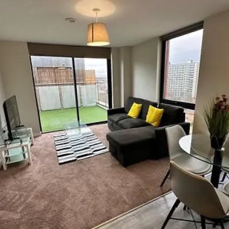 Large 1 Bed Mcr Apartment&huge Terrace Sleeps 4 *