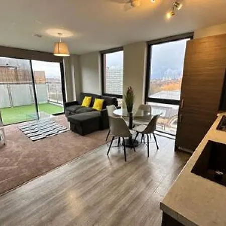Large 1 Bed Mcr And Huge Terrace Sleeps 4 Manchester