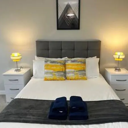 Spacious With Balcony Views * マンチェスター