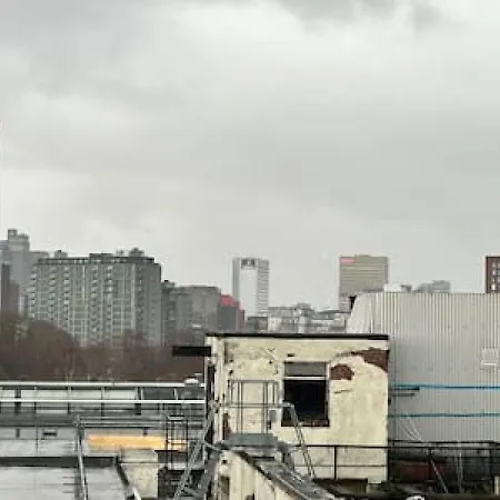 Spacious With Balcony Views アパート
