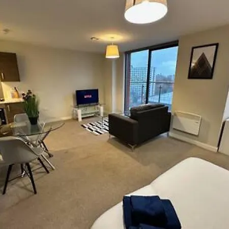 Spacious With Balcony Views *