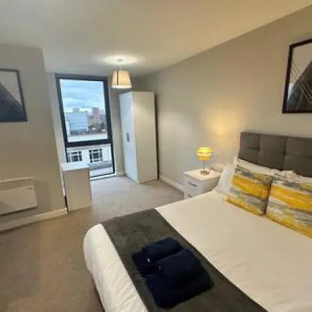 Spacious With Balcony Views アパート *