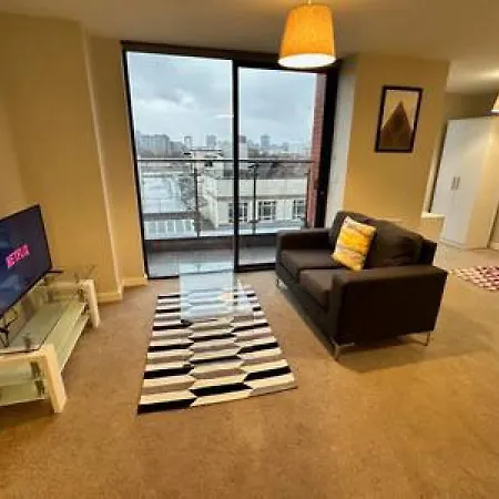 Spacious With Balcony Views マンチェスター