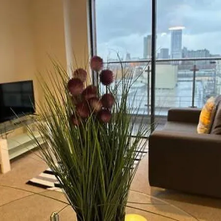 Spacious With Balcony Views アパート *