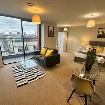 アパート Spacious With Balcony Views