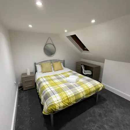 The Bank Manager's House - 7bedrooms - Free Parking - Rest&recharge Near Centre בית נופש *
