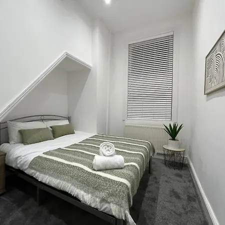 בית נופש The Bank Manager's House - 7bedrooms - Free Parking - Rest&recharge Near Centre מנצ'סטר