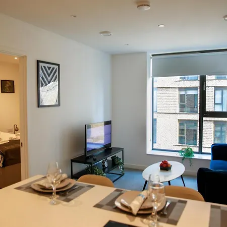 Апартаменты Trafford Modern 1 Bed With Cinema *