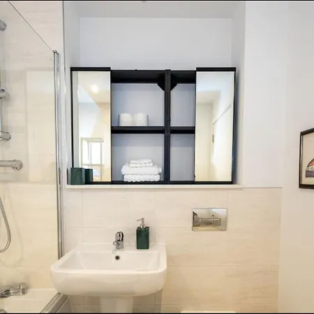 Elegance Retreat - 2 Bed With Parking 펜션