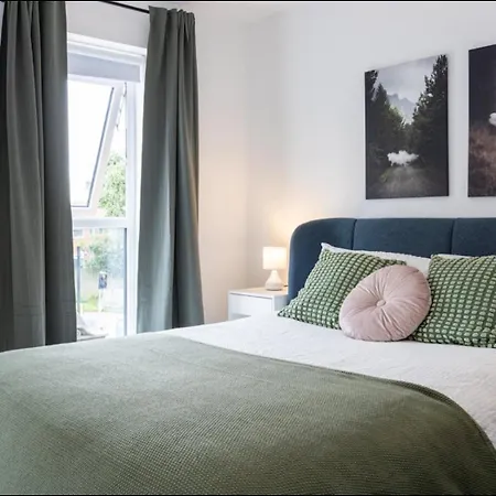 Elegance Retreat - 2 Bed With Parking * 맨체스터