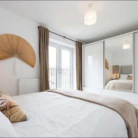 Elegance Retreat - 2 Bed With Parking 펜션 맨체스터