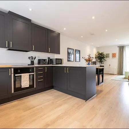 Elegance Retreat - 2 Bed With Parking 펜션 맨체스터