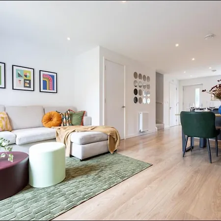 Elegance Retreat - 2 Bed With Parking 맨체스터