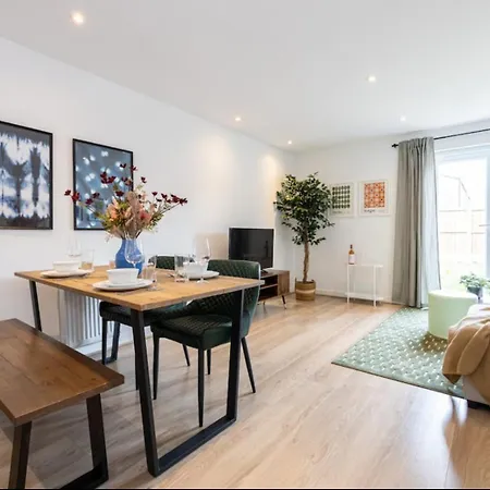 펜션 Elegance Retreat - 2 Bed With Parking 맨체스터