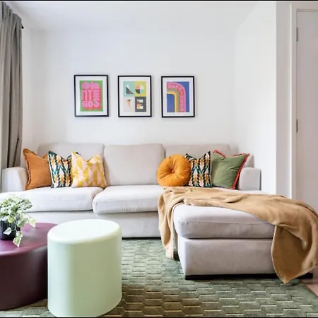Elegance Retreat - 2 Bed With Parking * 맨체스터