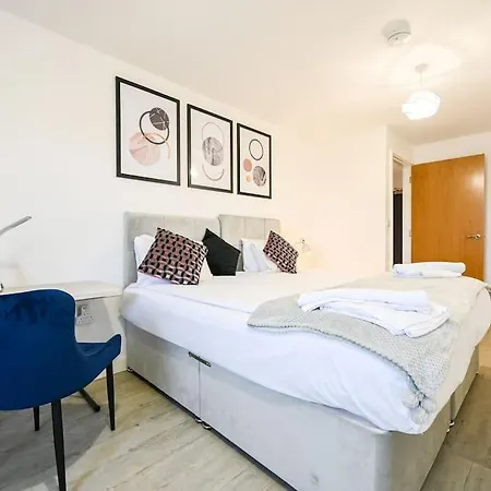 Stylish & Spacious Salford Quays One Bedroom High Floor With Balcony