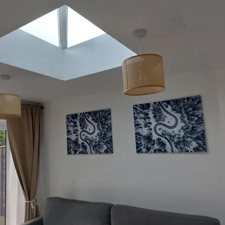 Bankwell Street Two Bedroom -apartment With Parking *