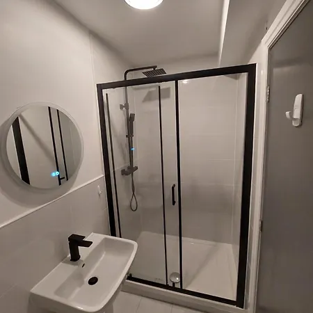 Bankwell Street Two Bedroom -apartment With Parking 曼彻斯特