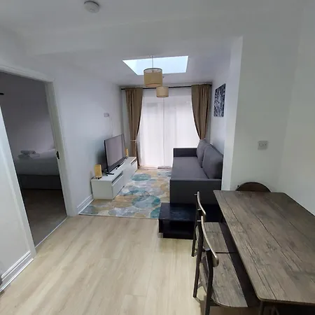 Bankwell Street Two Bedroom -apartment With Parking 曼彻斯特