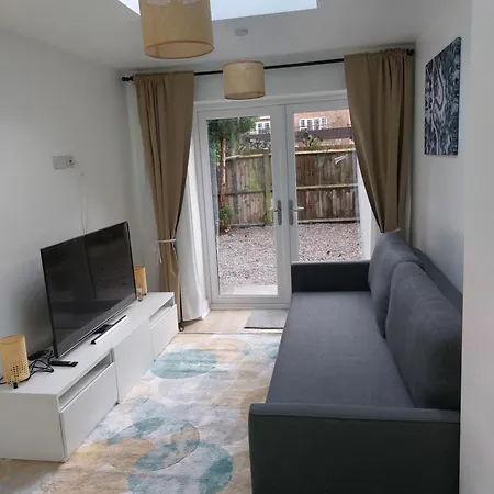 Bankwell Street Two Bedroom -apartment With Parking דירה *