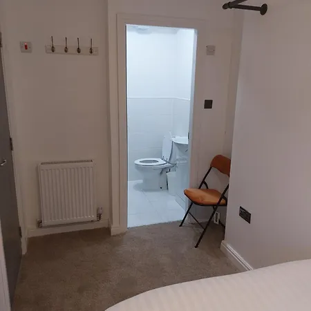 Bankwell Street Two Bedroom -apartment With Parking شقة *