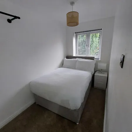 Bankwell Street Two Bedroom -apartment With Parking *