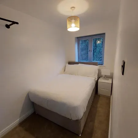 Bankwell Street Two Bedroom -apartment With Parking *