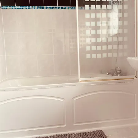 Prázdninový dům Entire 3 Bedrooms Away From In Salford *