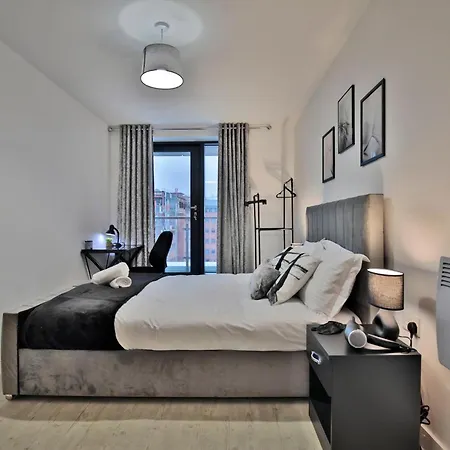 Avalora Short Lets & Serviced Accommodation - 2Bed & 2Baths Ensuite, Parking, Balcony, Wi-Fi, Netflix, Media City *
