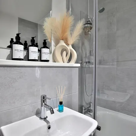 Avalora Short Lets & Serviced Accommodation - 2Bed & 2Baths Ensuite, Parking, Balcony, Wi-Fi, Netflix, Media City Lejlighed Manchester