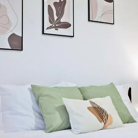 Avalora Short Lets & Serviced Accommodation - 2Bed & 2Baths Ensuite, Parking, Balcony, Wi-Fi, Netflix, Media City *