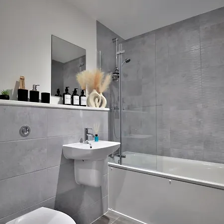 Lejlighed Avalora Short Lets & Serviced Accommodation - 2Bed & 2Baths Ensuite, Parking, Balcony, Wi-Fi, Netflix, Media City Manchester