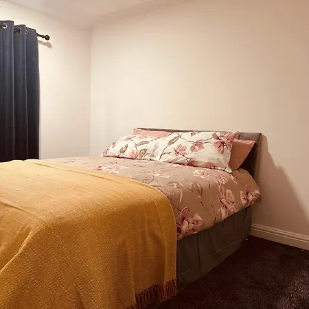 펜션 Entire 3 Bedrooms Away From In Salford 맨체스터