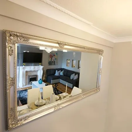 Modern Stylish 3-br House Close To Etihad Holiday home Manchester