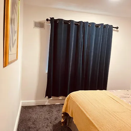 펜션 Entire 3 Bedrooms Away From In Salford *
