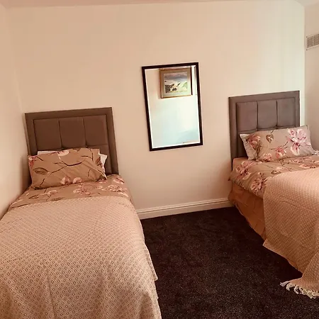 Entire 3 Bedrooms Away From In Salford