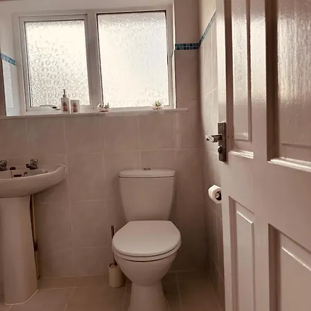 Entire 3 Bedrooms Away From In Salford 펜션 *