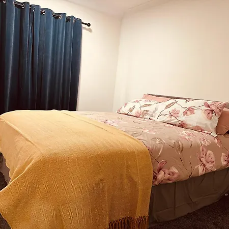 Entire 3 Bedrooms Away From In Salford * 맨체스터