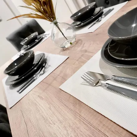 Luxury 2 Bed With Balcony 公寓 *