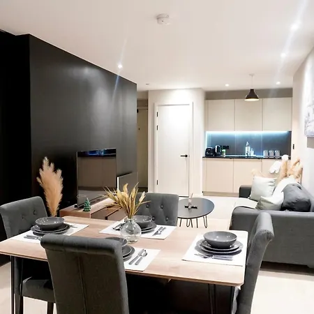 Luxury 2 Bed With Balcony 아파트 *