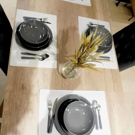 아파트 Luxury 2 Bed With Balcony