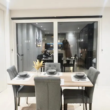 Luxury 2 Bed With Balcony *